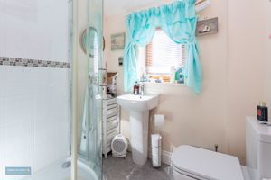 Owls Hoot - Shower Room- click for photo gallery